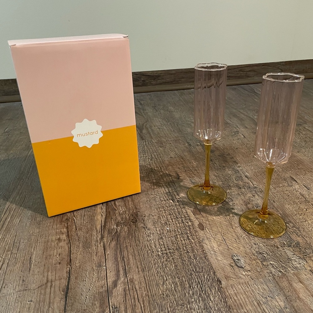 NIB Mustard x Fazeek Flower two color champagne glasses